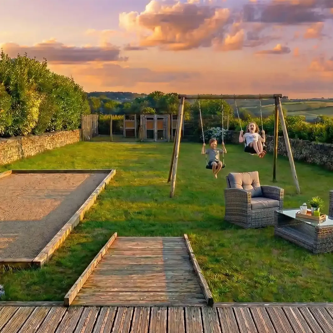 Poulailler et jardin avec balançoire près du salon, gîte Nid serein à Auray dans le Morbihan